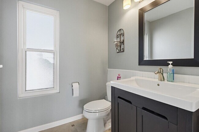 Building Photo - Welcome to this beautiful 1,042 sq. ft. condo offering modern comfort in a prime location!