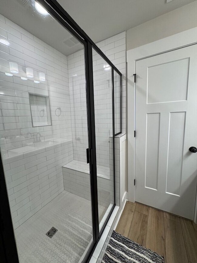 Building Photo - Move In Ready - 3 Bedrooms, 2.5 Baths. Hic...