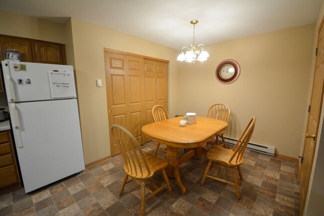 Building Photo - Beautiful 1 Bedroom in Fantastic NE Rochester Location!
