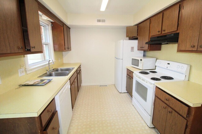 Building Photo - 1331 Devon Ln