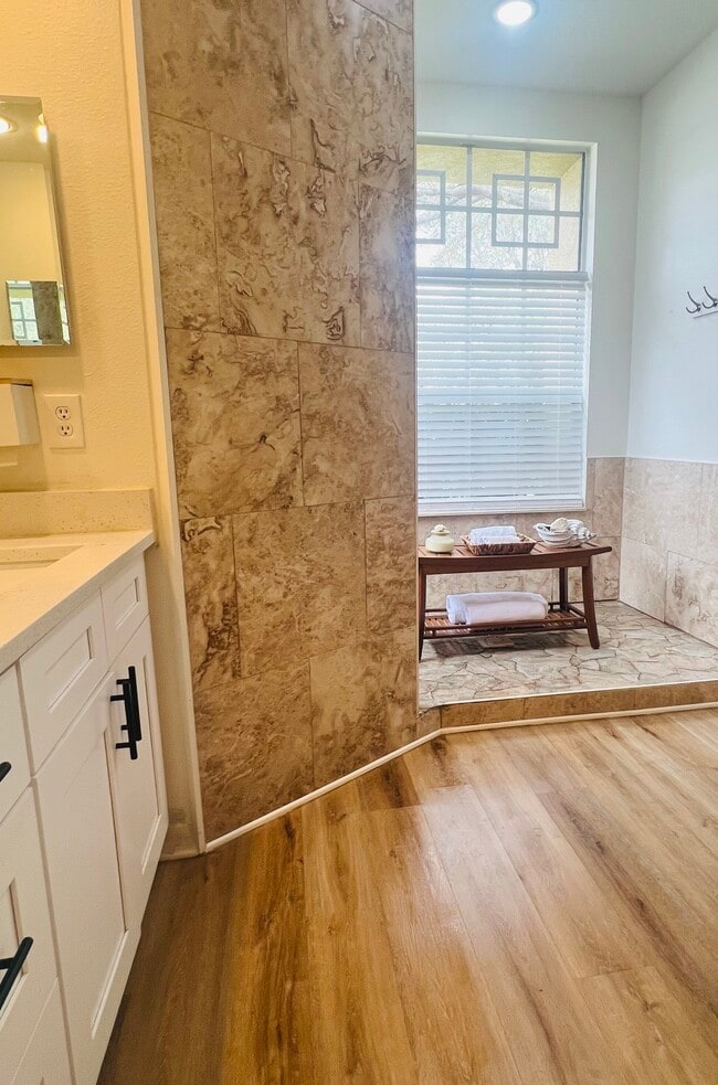 Building Photo - 1405 W River Ct