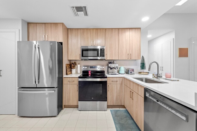 Building Photo - 7460 La Paz Blvd