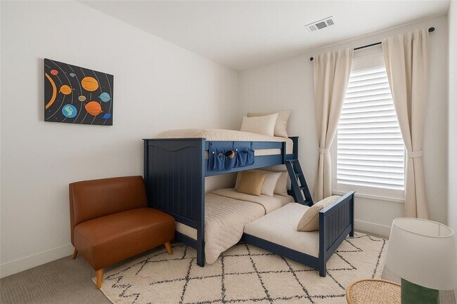 Building Photo - 2700 E Chaucer St