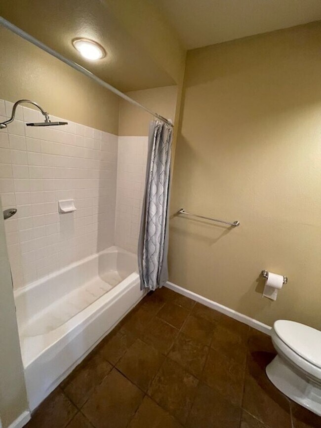 Building Photo - Golf Course Views! Upgraded: 2 bed/ 2 bath...