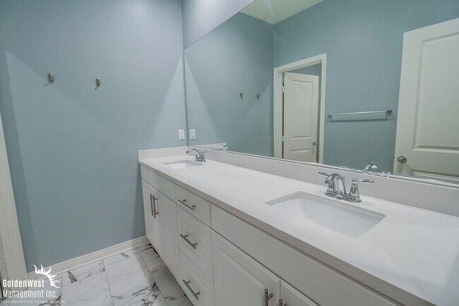 Building Photo - Stunning 3Bdm 2.5Ba Home in the Heart of I...