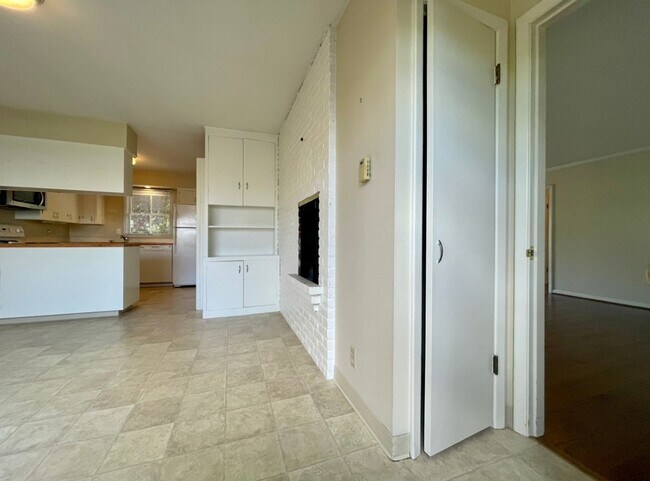 Building Photo - Stunning Two-bedroom In SW Portland~ Great...