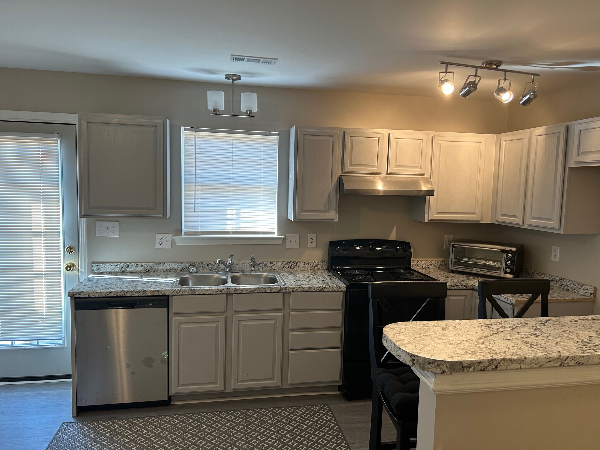 Building Photo - Room in House on Rucker Cliff Dr