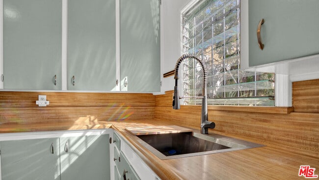 Building Photo - 6180 Oak Crest Way