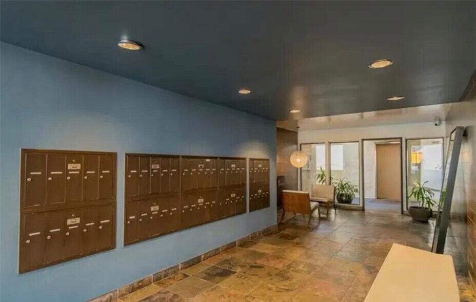 Building Photo - 8400 De Longpre Ave