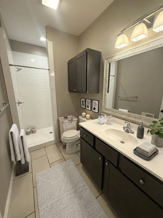 Building Photo - 1 Bed, 1 Bath Townhome Near Asian District