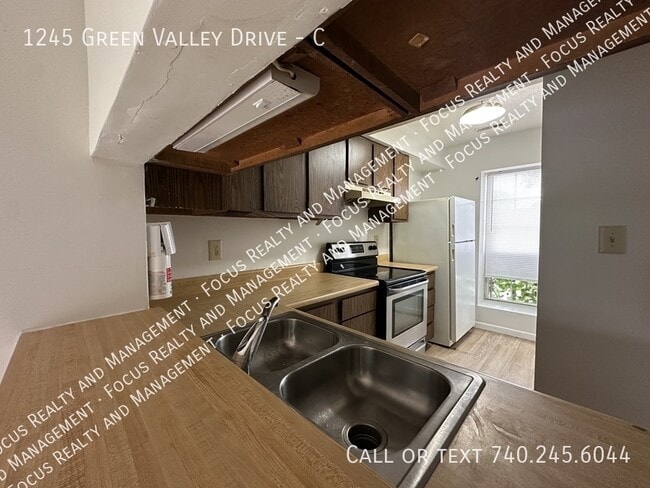 Building Photo - 1245 Green Valley Dr