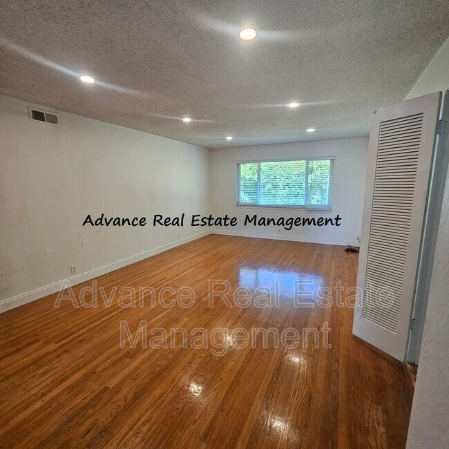 Building Photo - 6925 Chevy Chase Way