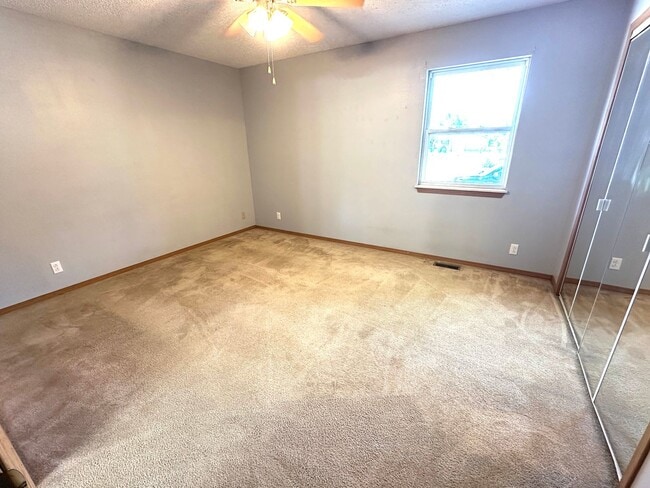 Building Photo - For Lease: 3 Bed, 2 Bath Central Joplin-$1200