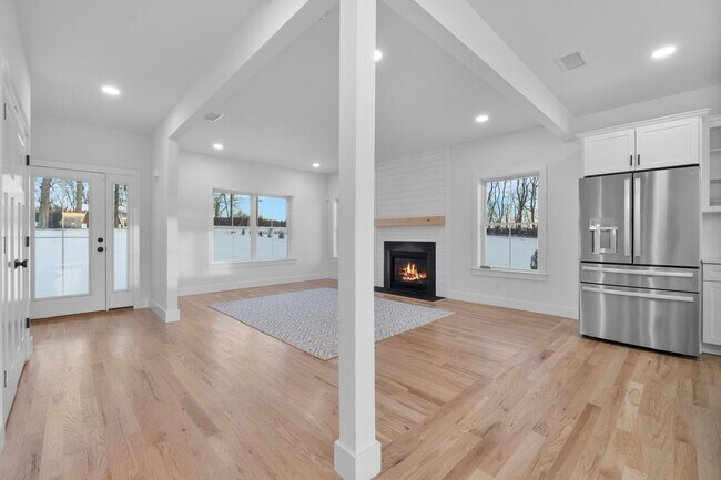 Building Photo - Move In Ready: Custom-built home