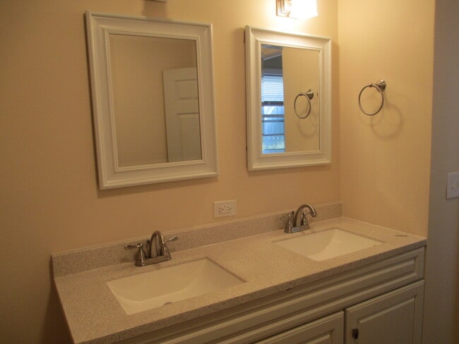 Building Photo - Beautiful 3 bedroom, 2 bath house on a lar...