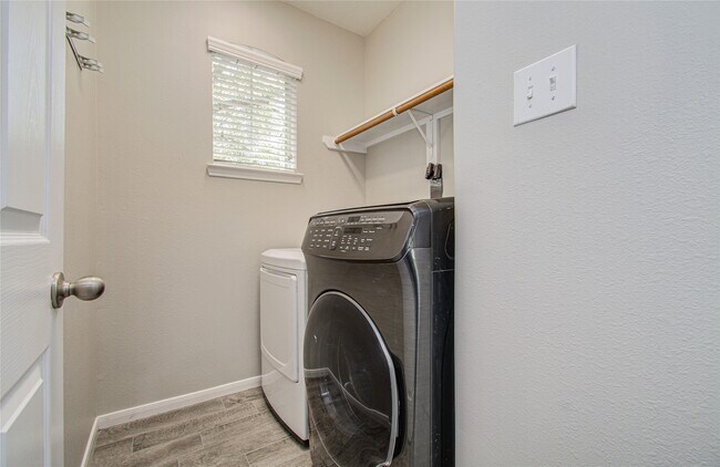 Building Photo - 6814 Summer Bridge Ln