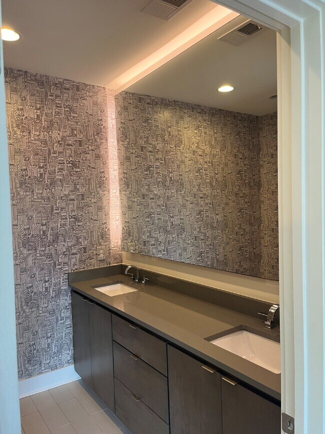 Building Photo - "Spacious Urban Living: 3-Bedroom Townhouse with 3.5 Baths in Nashville's Vibrant Core!" STUNNING...