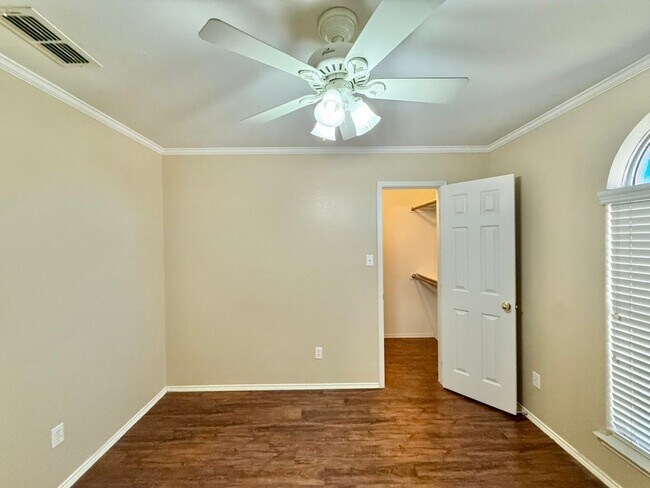 Building Photo - 3 Bedroom, 2 Bathroom Home in Lindale!