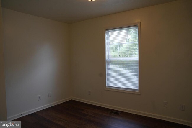 Building Photo - 104 Basin Dr