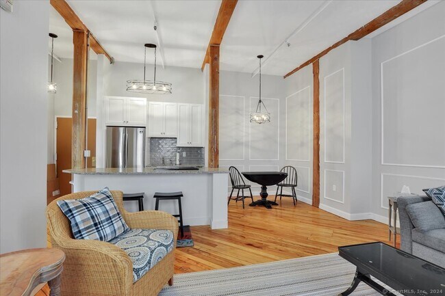 Building Photo - 222 Williams St E