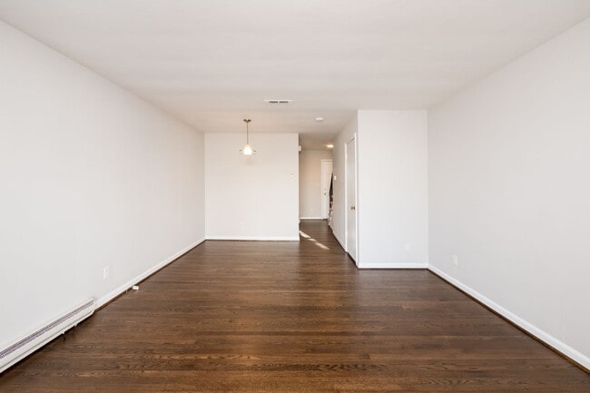 Building Photo - Duplex located just a block from the ocean!