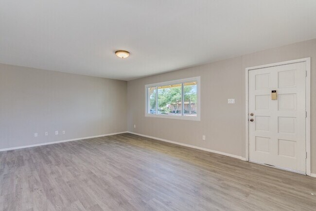 Building Photo - ? Newly Remodeled! 3-Bed/2-Bath in North P...