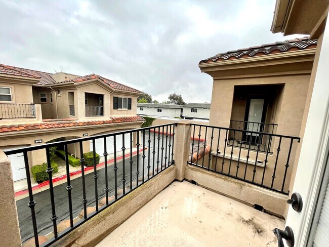 Building Photo - Modern and Chic 2 bed 2.5 bath in Newport Beach!!!