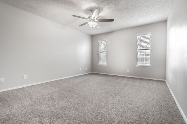 Building Photo - Newly Renovated Duplex! Rare!