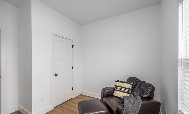 Building Photo - 922 N Blake Ave