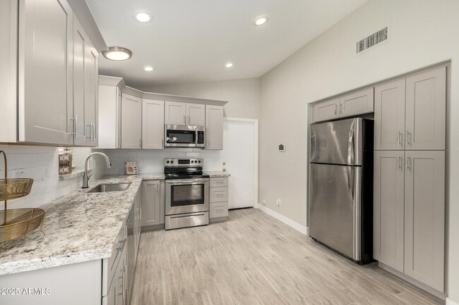 Building Photo - 911 E Lovegrass Dr