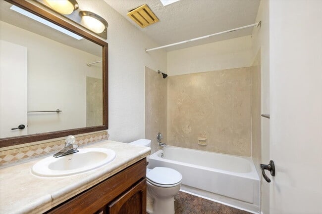 Building Photo - Spacious 3 bed 2.5 bath in Eastgate neighborhood.
