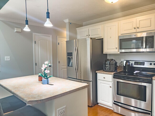 Building Photo - 843 Landing Dr