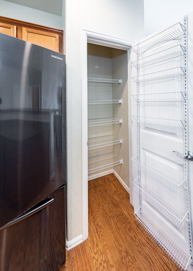 Building Photo - Cute End Unit 3 Bedroom Townhome in Lorson...