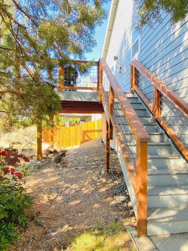 Building Photo - Spacious single-level 3 BR + office in NE ...