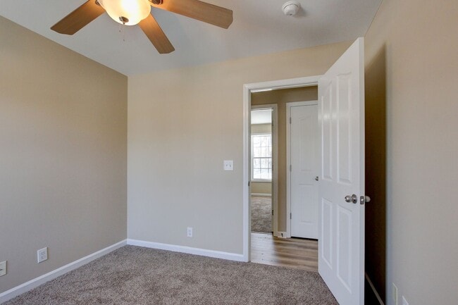 Building Photo - Cozy 3 bd 2 bath in the heart of Clarksville.  Fresh paint and Flooring!