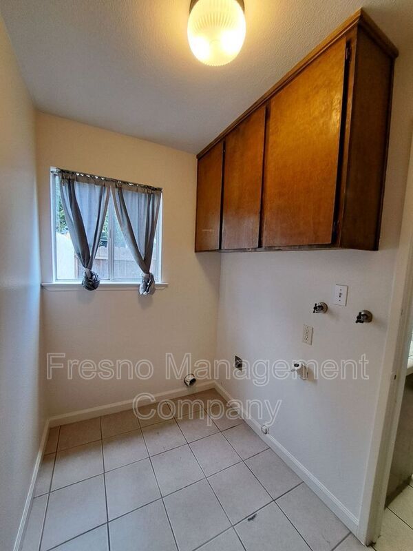 Building Photo - 4765 N Cedar Ave