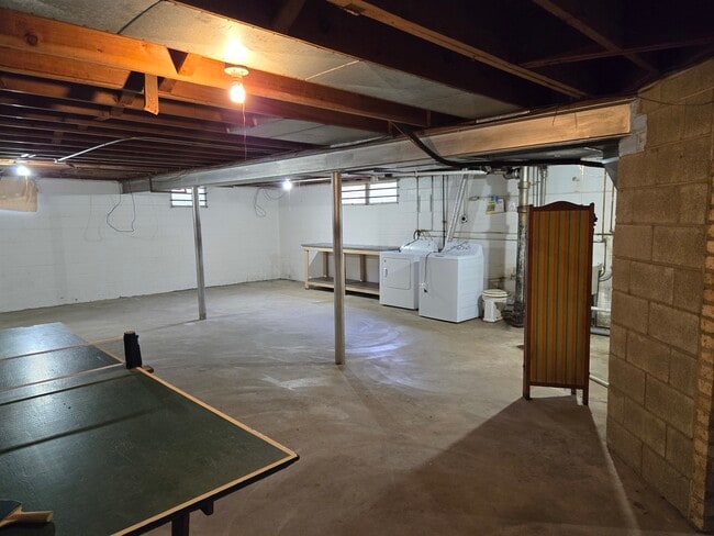 Building Photo - 448 Hubbard Ave