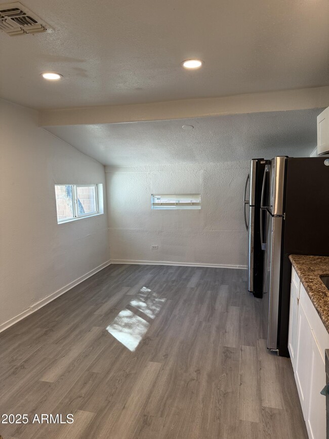 Building Photo - 2536 W Morten Ave