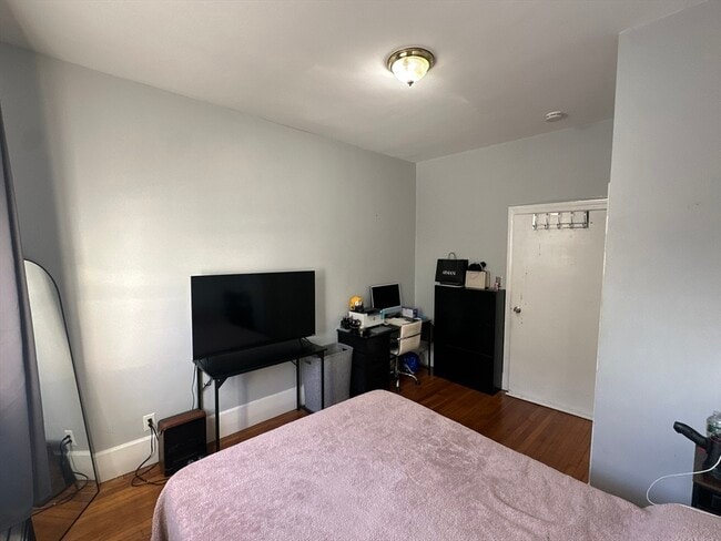 Building Photo - 332 Main St