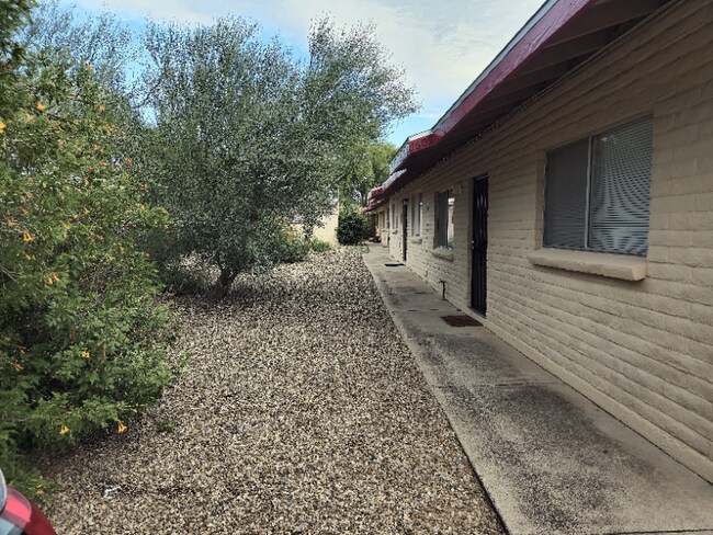 Building Photo - 1609 N Louis Ln