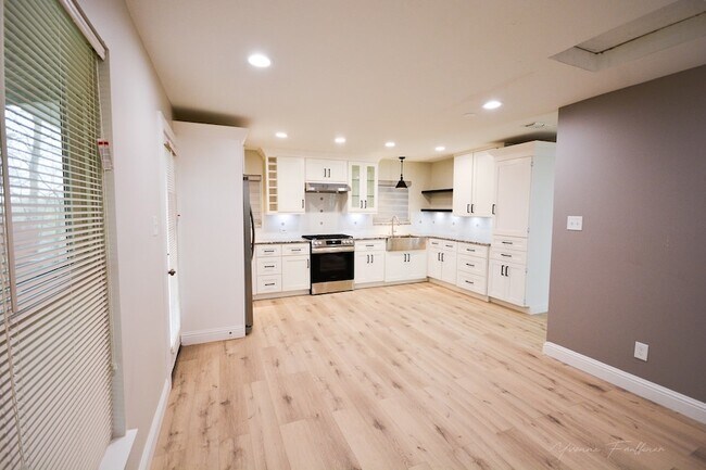 Building Photo - 722 E Strong Pkwy