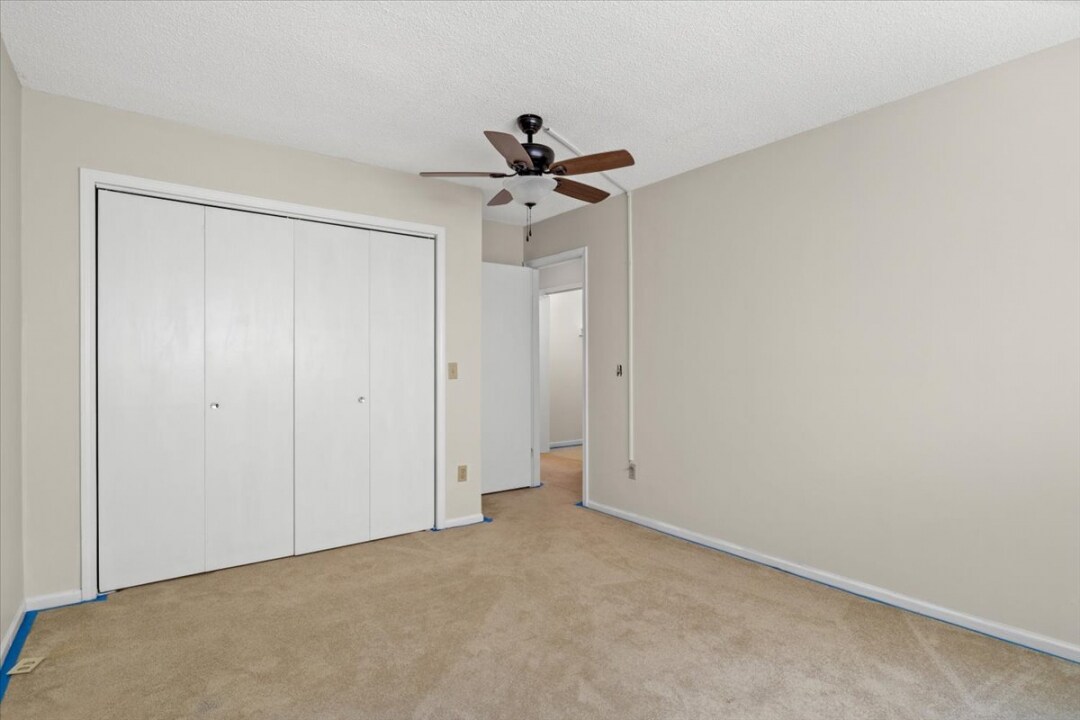 Building Photo - 488 Greenview Dr