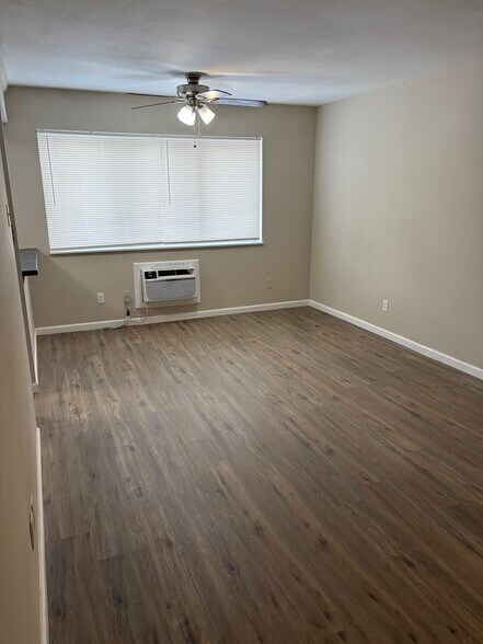 Building Photo - 7571 Hazelcrest Dr