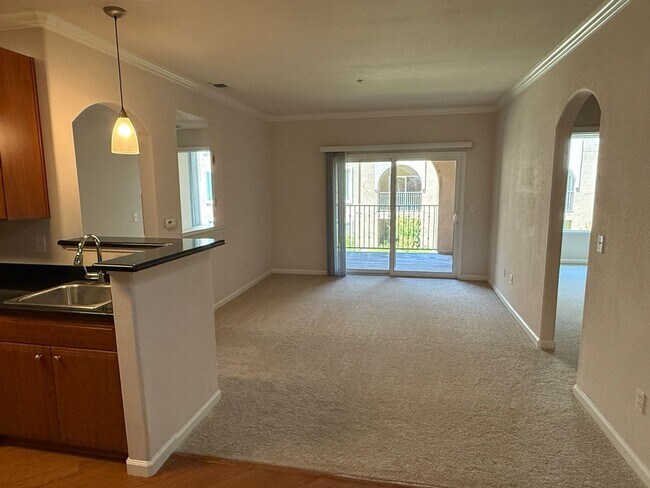Building Photo - Beautiful 2 Bedroom 2 Bath Condo in the Desirable Villa Cortina Community!