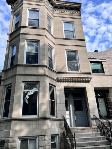 Building Photo - 1028 W Oakdale Ave