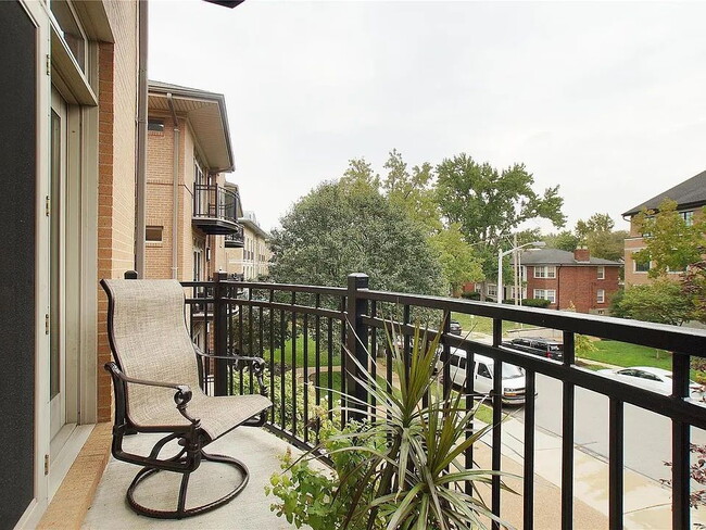 Building Photo - "Luxurious Living Awaits: Spacious 2-Bed, 3-Bath Apartment in Prime Clayton Location!"