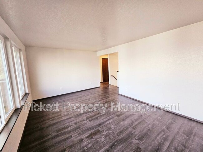 Building Photo - 4619 Beach Dr E