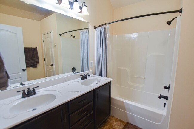 Building Photo - Pet Friendly Three Bedroom with Bonus!