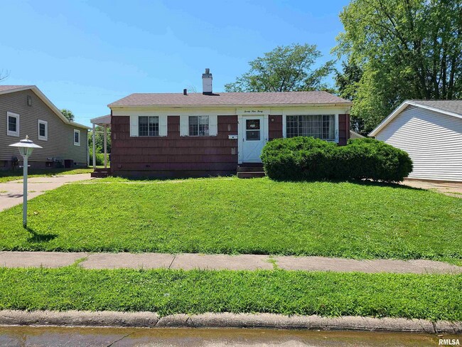 Primary Photo - Cozy Three-Bedroom Bungalow in Davenport!