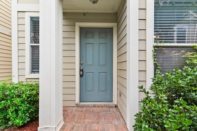 Building Photo - Stylish 2-Bed, 2-Bath Home with Unique Ups...